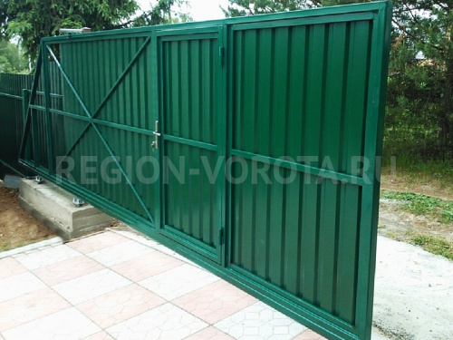 Откатные ворота с калиткой для дачи DoorHan 3700x1900
